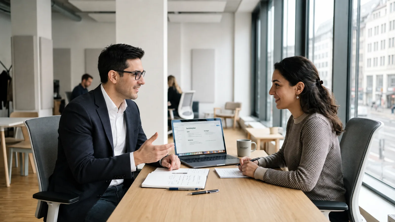 Persönliche Coaching-Session: Jobcoach und Klient besprechen gemeinsam die Bewerbungsstrategie am Laptop